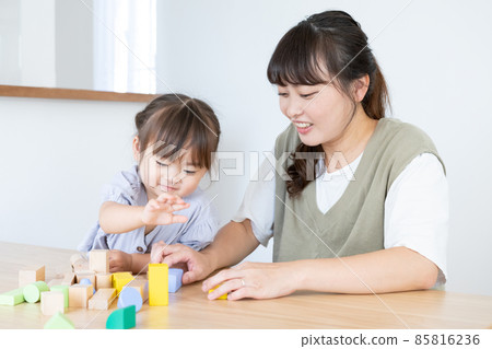 2 歲女孩和媽媽玩積木 85816236