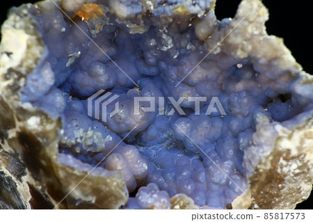 Kidney-shaped chalcedony covered with blue patina, a beautiful collection specimen of chalcedony macro. Golutvin deposit, Moscow region, Russia Kidney-shaped chalcedony covered with blue patina, a beautiful collection specimen of chalcedony macro. Golutvin deposit, Moscow region, Russia 85817573