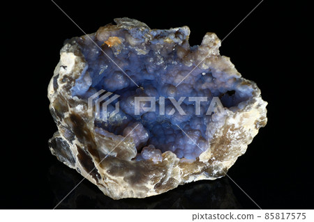 Kidney-shaped chalcedony covered with blue patina, a beautiful collection specimen of chalcedony. Golutvin deposit, Moscow region, Russia 85817575