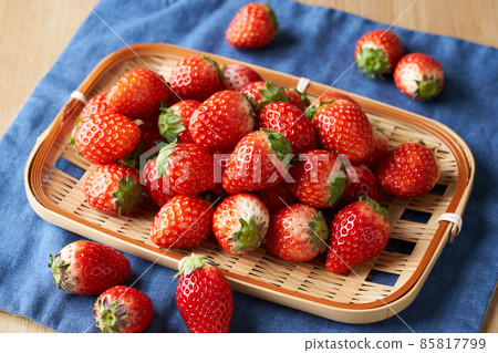 Strawberries in a colander 85817799