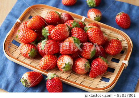 Strawberries in a colander 85817801