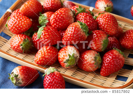 Strawberries in a colander 85817802