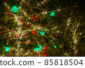 一棵聖誕樹的燈飾，閃閃發光 85818504
