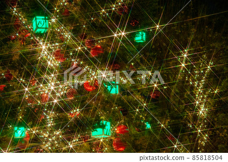 一棵聖誕樹的燈飾,閃閃發光 一棵聖誕樹的燈飾,閃閃發光 85818504