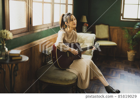 彈吉他的女人 85819029