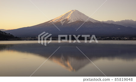 從富士山和河口湖看日出的倒置 85819048