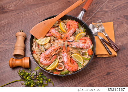 "Paella with a simple frying pan" made at home with fish and shellfish. I don't use saffron. Paella-style arrangement. 85819167