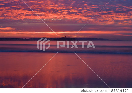 染上日出色彩的海景 85819573