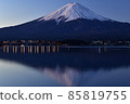 Upside down Mt. Fuji floating on the surface of the lake 85819755