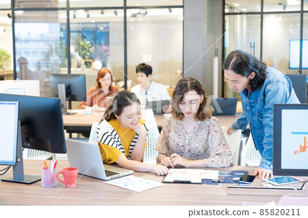 Young men and women having a meeting in the office Photo cooperation: WEEK Shibadaimon (Sun Frontier Fudousan) 85820211