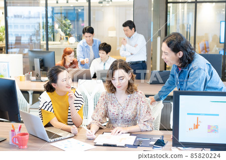 在辦公室開會的年輕男女照片合作：WEEK Shibadaimon（Sun Frontier Fudosan） 85820224