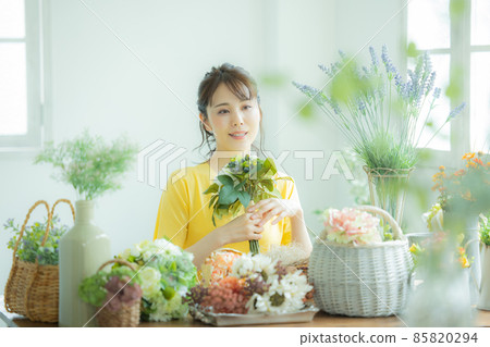插花女人 插花女人 85820294
