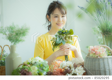 插花女人 插花女人 85820295
