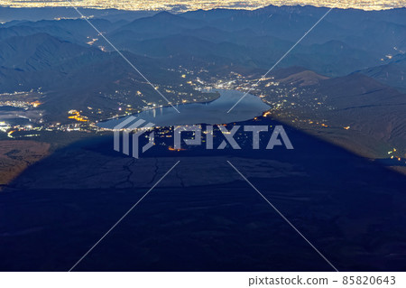 滿月的影子 富士山和山中湖的夜景 85820643