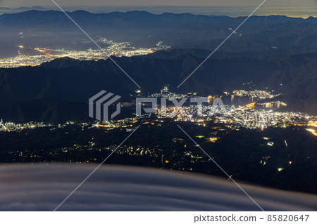 Flowing clouds seen from the top of Mt. Fuji and the night view of Lake Kawaguchi and Kofu Basin 85820647