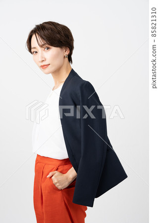 中等職業女性 85821310