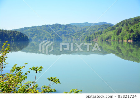 Lake Katsurazawa with a beautiful mirror surface 85821724