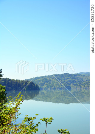 Lake Katsurazawa with a beautiful mirror surface 85821726