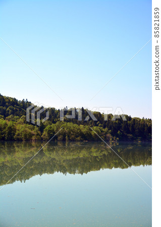Lake Katsurazawa with a beautiful mirror surface 85821859