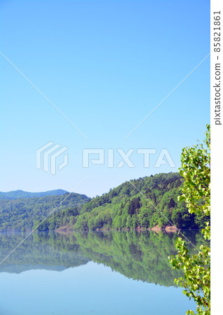鏡面美麗的桂澤湖 85821861