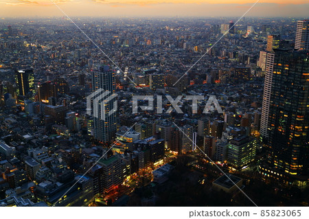 被黃昏籠罩的東京 被黃昏籠罩的東京 85823065