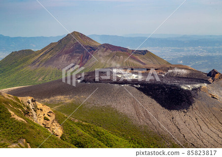 Shinmoedake seen from Mt. Karakuni (Kirishima Mountain Range, Miyazaki Prefecture, Kagoshima Prefecture) 85823817
