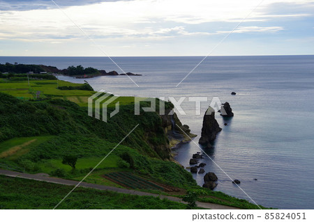 丹後半島,高透明度的日本海,山陰地質公園美麗的大海和自然 丹後半島,高透明度的日本海,山陰地質公園美麗的大海和自然 85824051