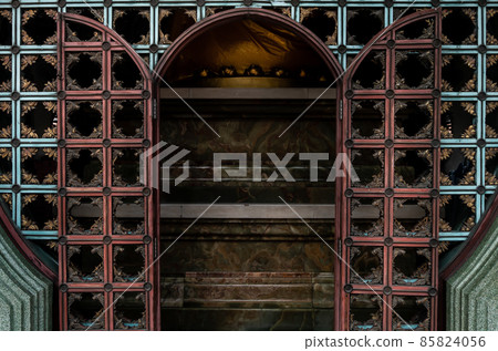 Traditional Chinese doors behind church at Wat Bhoman Khunaram (Bhoman Khunaram Temple). 85824056