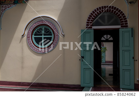 Chinese style windows and doors of the Wat Bhoman Khunaram (Wat Ban Khanaram) 85824062
