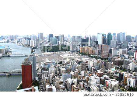 從聖路加花園塔眺望舊築地市場,可以看到東京塔 從聖路加花園塔眺望舊築地市場,可以看到東京塔 85825616