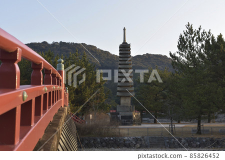 浮島十三層石塔和氣泉橋宇治 85826452