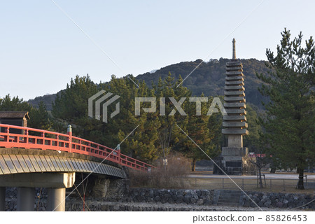 浮島十三層石塔和氣泉橋宇治 85826453