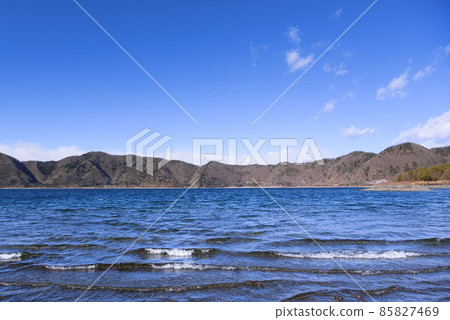 Lake Motosu and mountains / winter view 85827469
