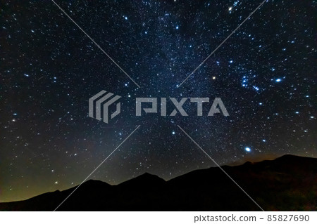 Starry sky of Orion and Tokachidake mountain range 85827690