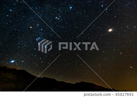 Starry sky of Orion and Tokachidake mountain range 85827691