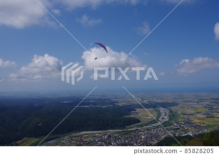 從石室高原飛翔的滑翔傘和手取川沖積扇 從石室高原飛翔的滑翔傘和手取川沖積扇 85828205