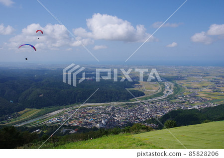 從石室高原飛翔的滑翔傘和手取川沖積扇 85828206