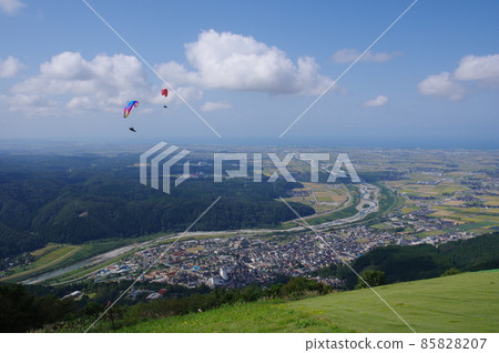 View of paraglider and Tedori River alluvial fan flying from Shishiku Highland View of paraglider and Tedori River alluvial fan flying from Shishiku Highland 85828207