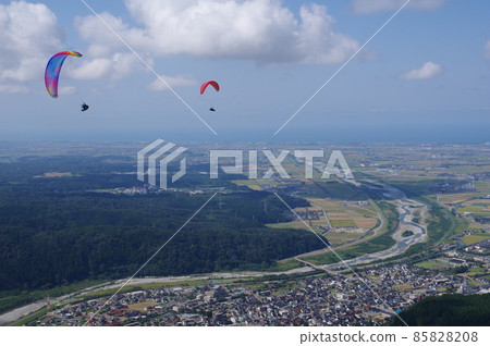 View of paraglider and Tedori River alluvial fan flying from Shishiku Highland View of paraglider and Tedori River alluvial fan flying from Shishiku Highland 85828208