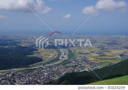 View of paraglider and Tedori River alluvial fan flying from Shishiku Highland View of paraglider and Tedori River alluvial fan flying from Shishiku Highland 85828209