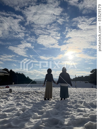 Kyoto Kyoto Prefecture Kyoto Jukan Expressway Yuragawa PA Two women standing on the snow Kyoto Kyoto Prefecture Kyoto Jukan Expressway Yuragawa PA Two women standing on the snow 85829579