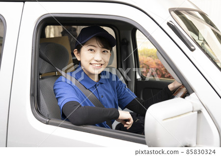 一名快遞員在車裡微笑 一名快遞員在車裡微笑 85830324