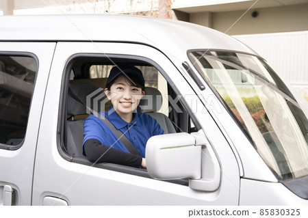 一名快遞員在車裡微笑 一名快遞員在車裡微笑 85830325