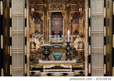 供奉金色佛壇的阿彌陀佛掛軸和佛壇3 供奉金色佛壇的阿彌陀佛掛軸和佛壇3 85830636