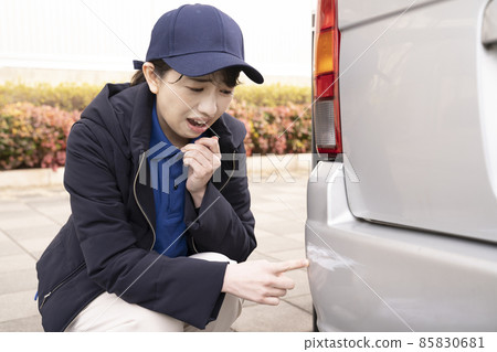 A woman who gets depressed by hurting her car at work A woman who gets depressed by hurting her car at work 85830681