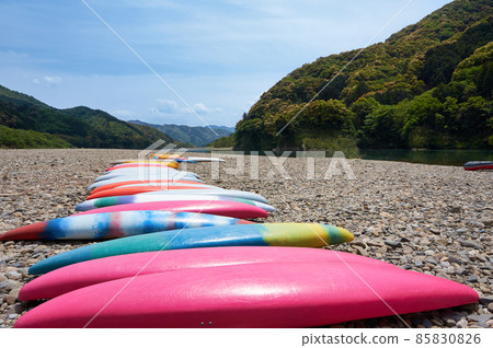 用於四萬十川沿岸劃獨木舟和皮划艇等戶外運動的小船 用於四萬十川沿岸劃獨木舟和皮划艇等戶外運動的小船 85830826