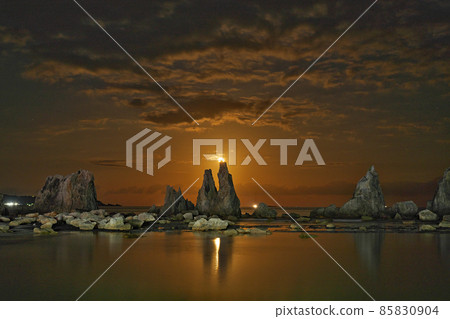 [Hashiguiiwa (night) moonlight] Kushimoto-cho, Higashimuro-gun, Wakayama Prefecture 85830904