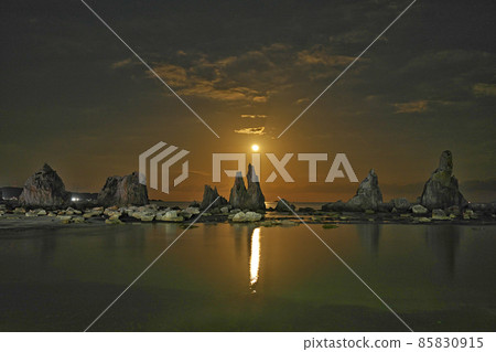 [Hashiguiiwa (night) moonlight] Kushimoto-cho, Higashimuro-gun, Wakayama Prefecture 85830915