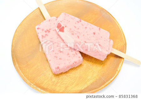 Strawberry chocolate ice cream 85831368