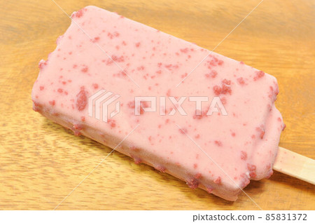 Strawberry chocolate ice cream 85831372